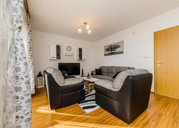 Lamarin Homestay Kastela